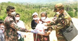 দুর্গম পাহাড়ে সেনাবাহিনীর ত্রাণ সামগ্রী বিতরণ